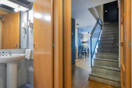 דירות ברצלונה Bright And Modern Duplex With Terrace In Eixample District P2 מראה חיצוני תמונה